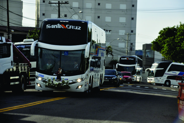 O ™nibus carregando a imagem de S‹o Crist—v‹o fez a frente da carreata