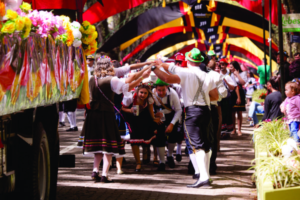 Os colonos germ‰nicos vieram ao Brasil e deixaram marcas de sua cultura, reverenciada ainda hoje