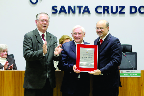 Hermany, Toillier e Faller durante a entrega da placa em homenagem ao título de Cidadania Honorária