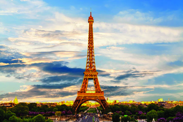 Os participantes concorrem a uma viagem à Paris com acompanhante