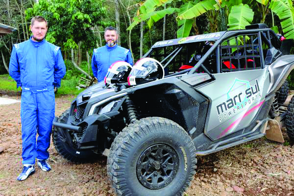 Piloto Roberto Keller (esquerda) e navegador Tiago Poisl com seu UTC 
