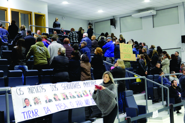 Sessão foi acompanhada por servidores municipais, que protestaram pelo projeto que altera os vales, na semana passada
