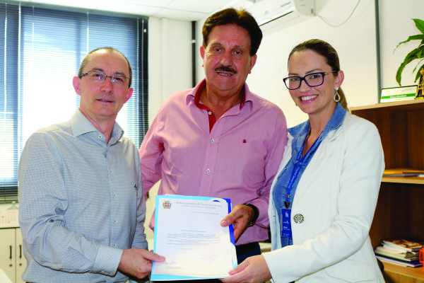 Alceu Crestani junto com o direção do HSC, Vilmar Thomé e Melissa Kanitz