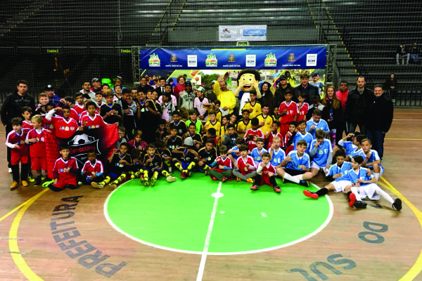 Escolinhas receberam o material na noite de ontem, 18, no poliesportivo