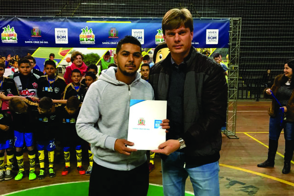 Coordenador da Escolinha Boca Juniors, Bruno assinou o termo de recebimento do material