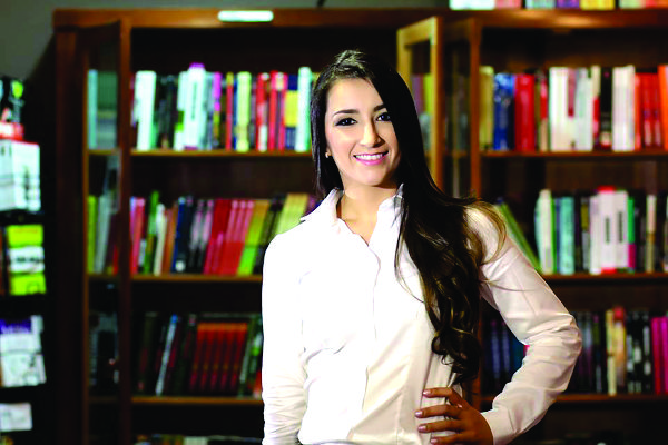 Durante 14 dias, Daniela Camargo, estará no país ampliando seus conhecimentos