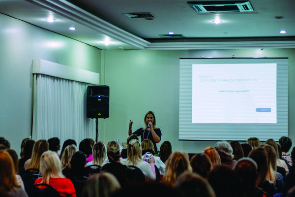 Mais de 100 mulheres de segmentos diferentes se reuniram com o propósito de buscar conhecimento e fazer networking