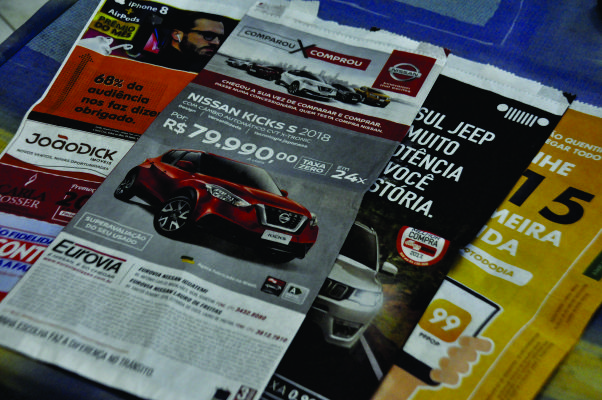 Anúncios de empresas, com promoções, descontos e prêmios são encontrados nos saquinhos da PremiaPão