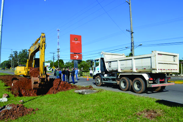 A construção da rótula que iniciou nessa quinta-feira, facilitará a mobilidade urbana e evitará perdas de vidas