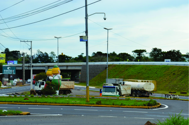 Viaduto foi construído para solucionar congestionamentos junto à entrada de Linha Santa Cruz