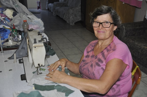 Bernadete em seu local cativo, a m‡quina de costura 