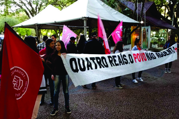 Manifestação contou com a presença de estudante e trabalhadores