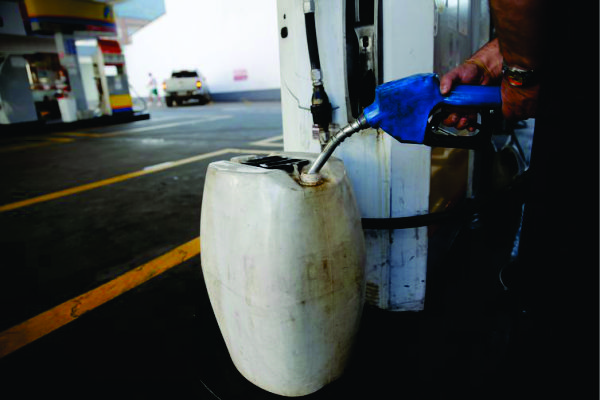 Colocar gasolina em galões é um exercício que oferece riscos aos motoristas 