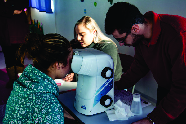 Vitória realizando teste de visão