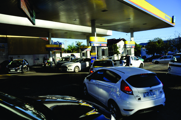 Motoristas fizeram fila para abastecer os veículos antes que a gasolina acabasse