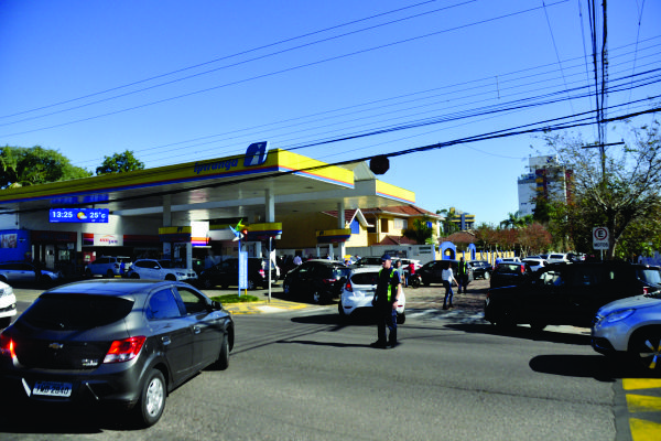 Segunda-feira foi marcada pelas filas nos postos de gasolina