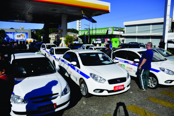 Taxistas se reuniram no Posto 1 para ir, em carreata, até o trevo do Gaúcho Diesel