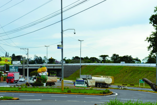 Com a liberação, o tráfego principal da rodovia passa por cima, liberando a passagem (por baixo) daqueles que querem atravessá-la