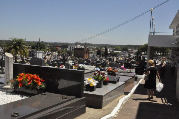 Cemitérios receberam melhorias e túmulos limpeza para o Dia dos Finados