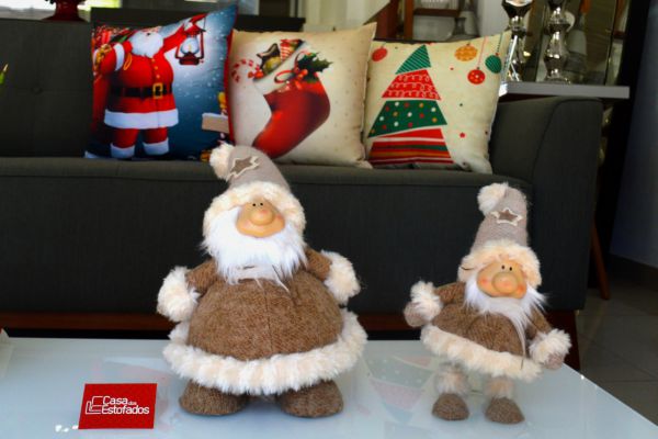 A loja oferece diversos enfeites de Papai Noel