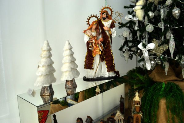 Há pinheirinhos, arranjos de mesas, conjunto de velas e outras opções