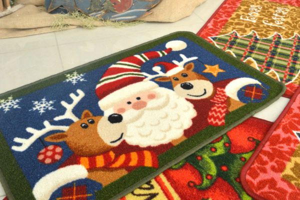 Tem uma variedade de tapetinhos dos personagens natalinos