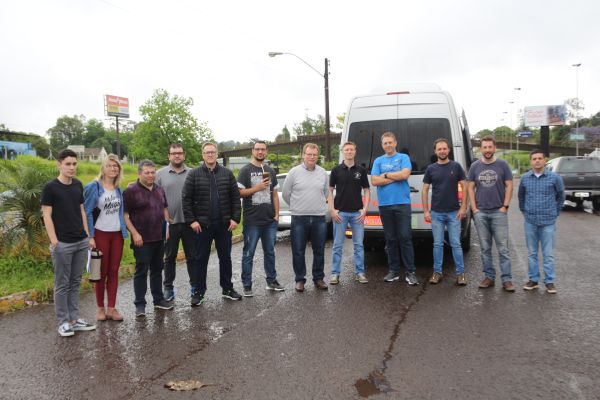 Grupo de empresários dos Vales do Taquari e Rio Pardo partiu de Lajeado sábado