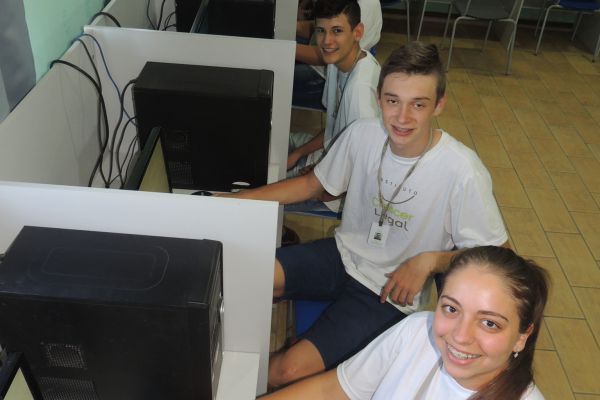 Alunos vão utilizar equipamentos e materiais que revitalizaram o laboratório de informática