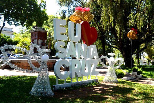 Os enfeites foram criados com garrafas pets por aproximadamente 25 voluntárias