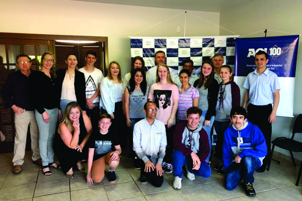 Entidades parceiras e alunos comemoraram o início do projeto