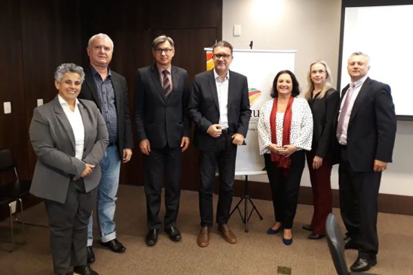 Carmen Lúcia de Lima Helfer (quinta da esq. para dir.)