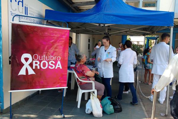 A Feira da Saúde do Outubro Rosa visou esclarecer informações à comunidade 