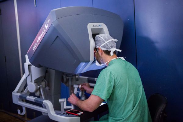 Urologista Donaduzzi operando através do Robo Da Vinci 