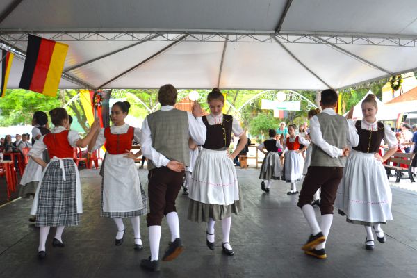 O Grupo Wasser Mühle da EMEF São João veio de Lajeado para se apresentar na Festa da Alegria
