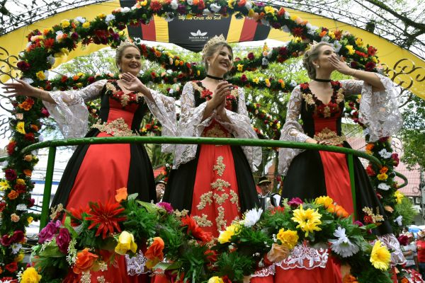 Momentos marcantes do primeiro desfile da Oktoberfest Santa Cruz