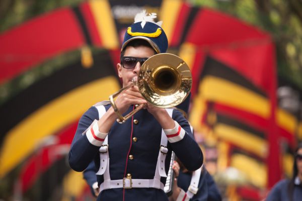 A abertura do desfile ficou com a Banda Marcial da Escola Santa Cruz