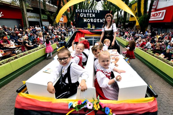 Desfile e shows encerram o fim de semana