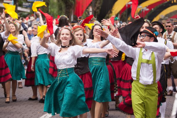O Desfile Temático é uma das atrações mais aguardadas pelo público