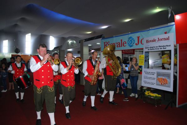 A Festa da Alegria está sendo animada com muita bandinha, música que se espalha por todo o parque da Oktoberfest