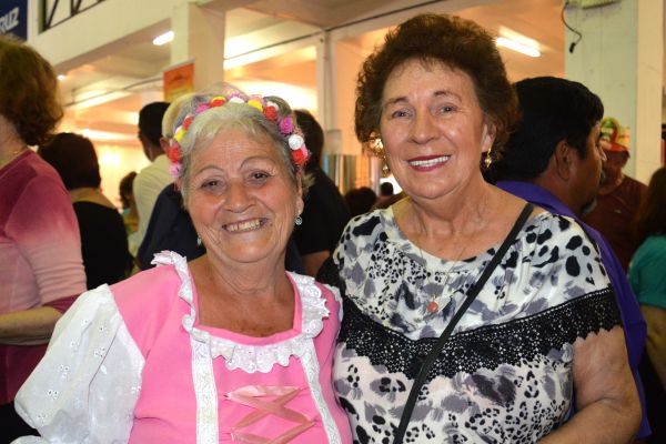 Nelsi Regina Blanck (à dir) com a amiga Laura Behm (à esq)