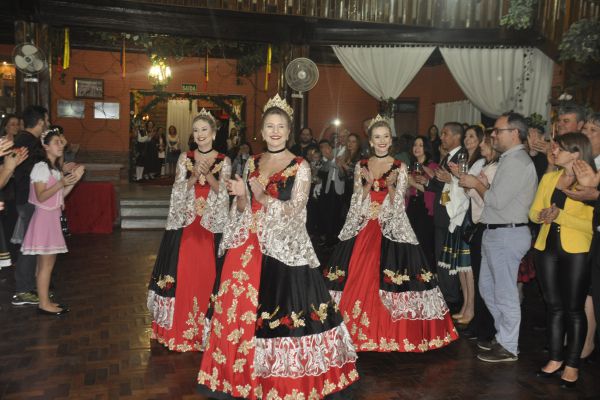 Soberanas desfilaram com seus trajes oficiais confeccionados pelo Atelier Tereza Limberger