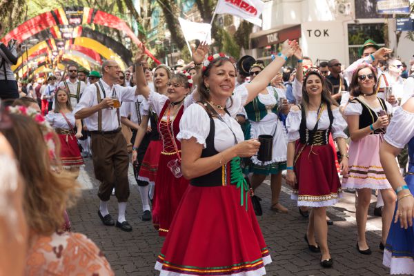 Desfile reuniu mais de 3 mil figurantes, 20 bandinhas típicas alemãs e 10 carros alegóricos