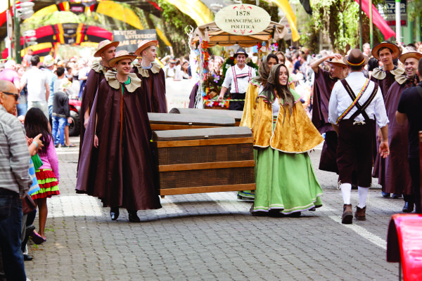 Apresentações representaram o tema Santa Cruz: Nossa Terra, Nossa gente