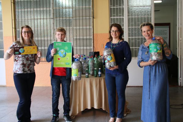 O aluno da Escola Estadual Gaspar Bartholomay entregou na última sexta-feira centenas de lacres à Unimed VTRP
