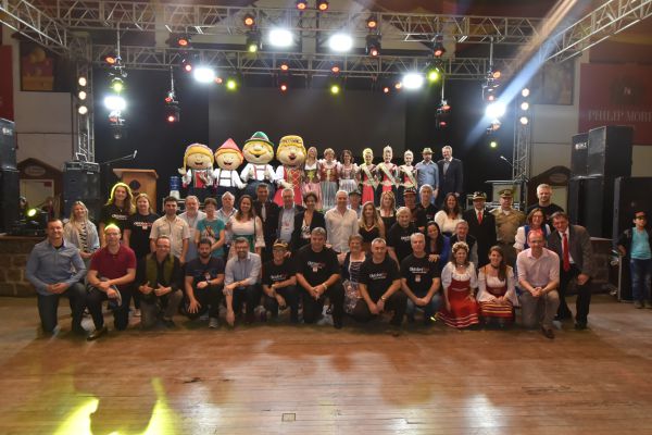 Coordenação executiva e voluntários que fizeram a 34 Oktoberfest acontecer