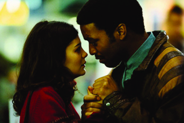 A turca Senay (Audrey Tautou) e o nigeriano Okwe (Chiwetel Ejiofor), os personagens principais da história
