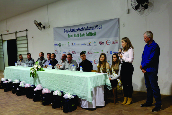 Presidente do São José, Carla Leifeit, falou em nome do pai e homenageado