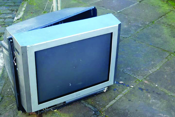 Televisão descartada na Rua Emilio Rabeschlag