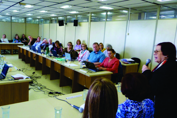 Legenda - Secretaria-Adjunta da Educação, Iara Wortmann, fla na solenidade de entrega do novo curriculum para o conselho Estadual de Educação.