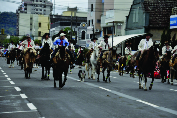 Participaram do evento 24 entidades, totalizando mais de 750 pessoas a pŽ e a cavalo 